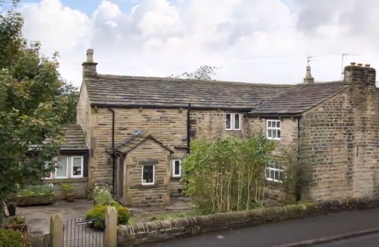 House with noisy neighbours
