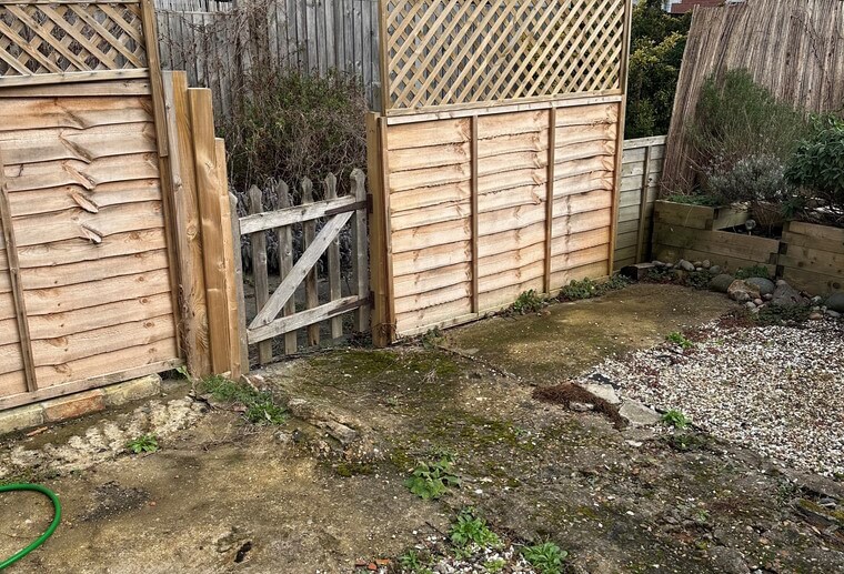 Sell house with right of way in garden