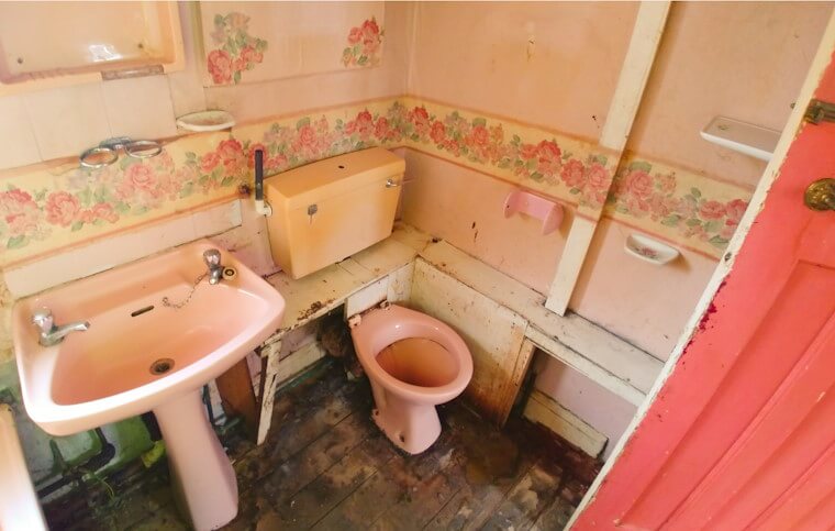 Flat without bathroom