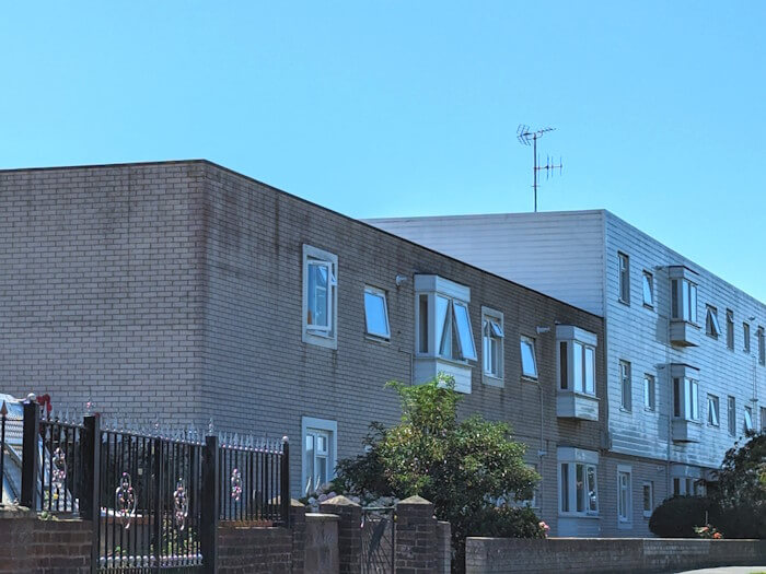 Sell terraced house with a flat roof