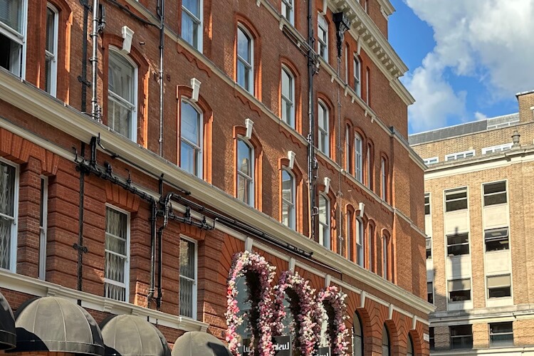 Sell flat near a pub